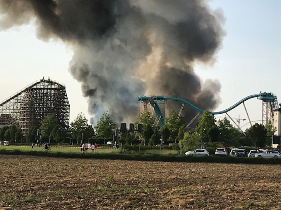 Die Rauchwolke ber dem Park war ber viele Kilometer hinweg zu sehen.  | Foto: Michael Fees