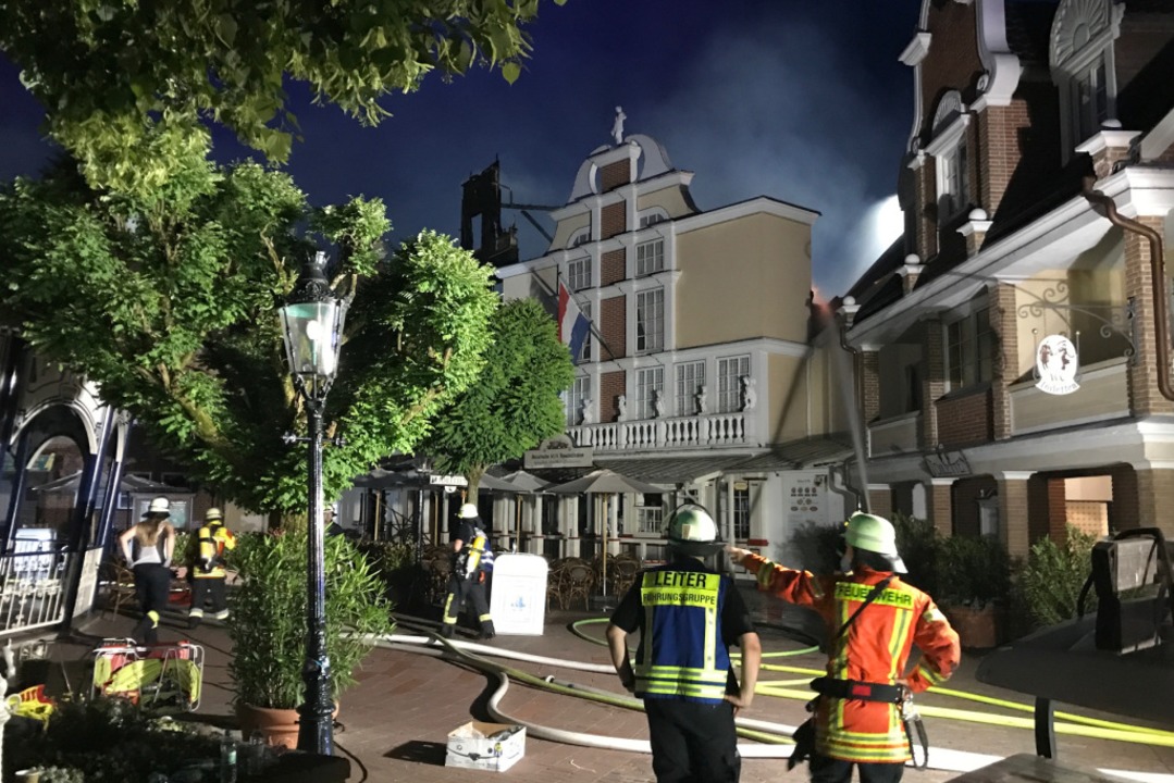 Lscharbeiten am spten Abend im niederlndischen Themenbereich  | Foto: Olaf Michel