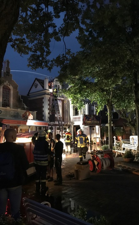 Lscharbeiten am sptern Abend im niederlndischen Themenbereich  | Foto: Olaf Michel