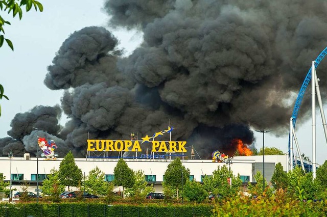 Rauchwolke ber dem Europa-Park Rust a...e waren am Samstag im Park im Einsatz.  | Foto: Olaf Michel