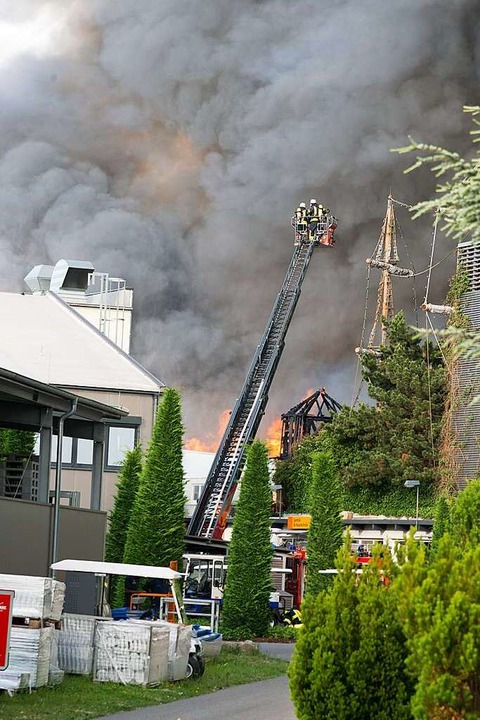 Flammen ber dem skandinavischen Theme...im Europa-Park am frhen Samstagabend.  | Foto: Olaf Michel
