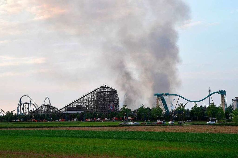 Der vermutlich größte Einsatz für Südbadens Wehren: Großbrand im Europa-Park in Rust. (Foto: dpa) Der vermutlich größte Einsatz für Südbadens Wehren: Großbrand im Europa-Park in Rust. (Foto: dpa)