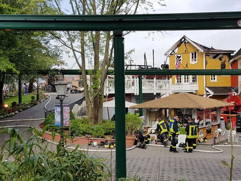 Auch am Sonntagmorgen sind noch Feuerw...rk, kmmern sich um Nachlscharbeiten.  | Foto: Karl Kovacs