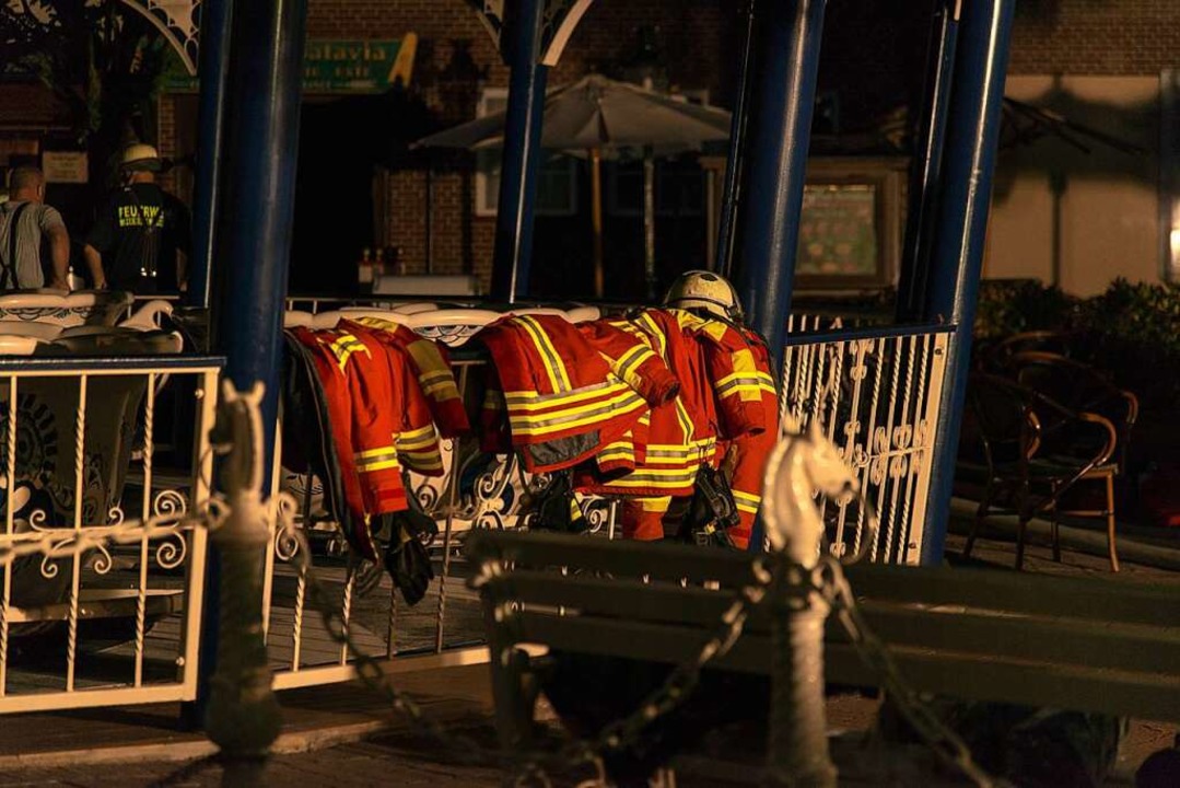 Am Rande des Einsatz der Rettungskrfte am Samstagabend.  | Foto: Olaf Michel