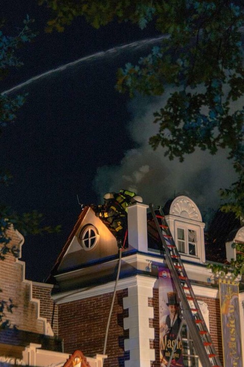 Feuerwehrleute beim Einsatz am Samstagabend.  | Foto: Olaf Michel