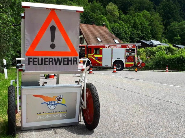 Die Feuerwehren aus Wehr und Todtmoos sperrten das Wehratal komplett.  | Foto: Feuerwehr Wehr