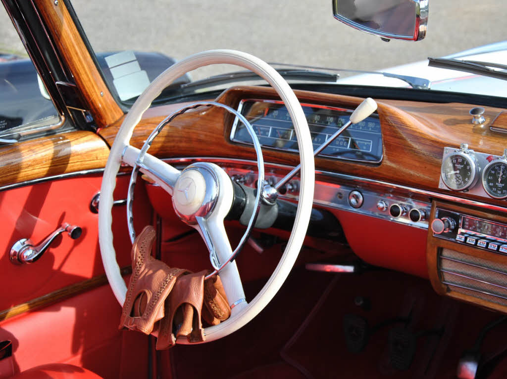 … und das Cockpit eines Mercedes-Benz 220S Ponton Cabriolet von 1957