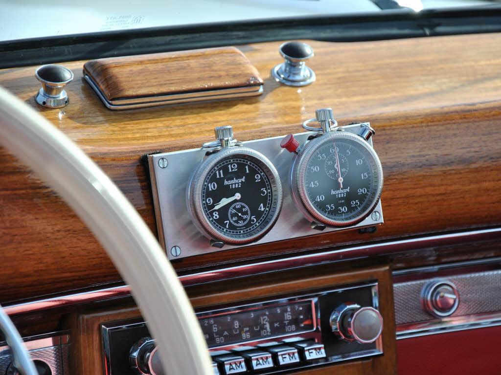 Echte Knpfchen und Rdchen statt Elektronik-Schnickschnack und Touch-Screen:  Innenraum eines Mercedes  Cabrio von 1957.