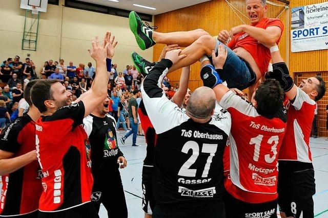 Die Handballer aus Oberhausen jubeln ber den Aufstieg in die Sdbadenliga