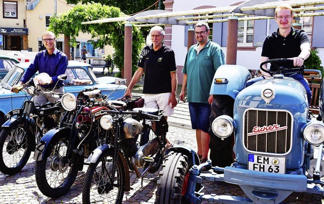 Prsentieren alte Fahrezuge: Jrgen En...germeister Thomas Gedemer (von links).  | Foto: Dieter Erggelet