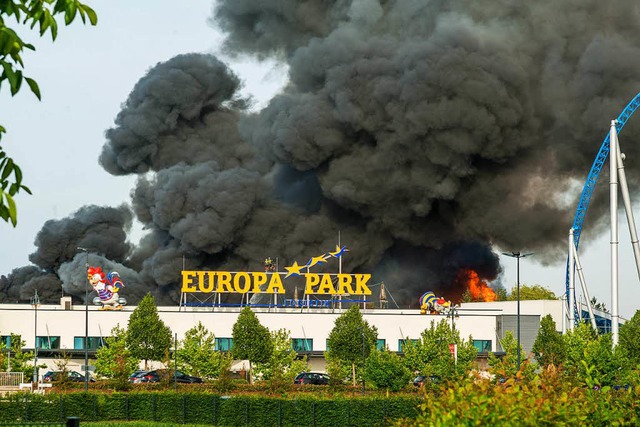 Der Brand brach am Samstag gegen 18.20 Uhr in einer Lagehalle aus.  | Foto: Olaf Michel