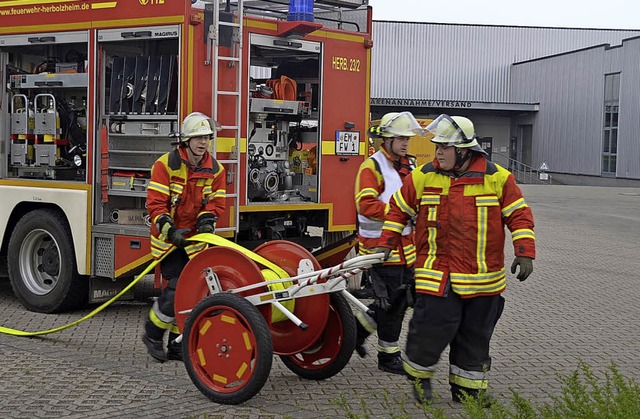 Feuerwehrleute kmmern sich bei der b...Der Brand von Rheinhausen aus gesehen.  | Foto: Jrg Schimanski