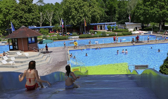 Viele Gste nutzten das sommerliche Wo... Besuch im Breisacher Waldschwimmbad.   | Foto: Claudia Mller