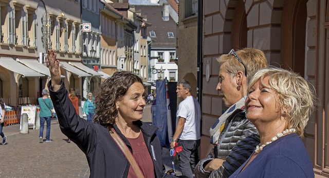 Maria Cristina Szcs (links) in ihrem ...t sie historische Stadtgeheimnisse.    | Foto: Rosa