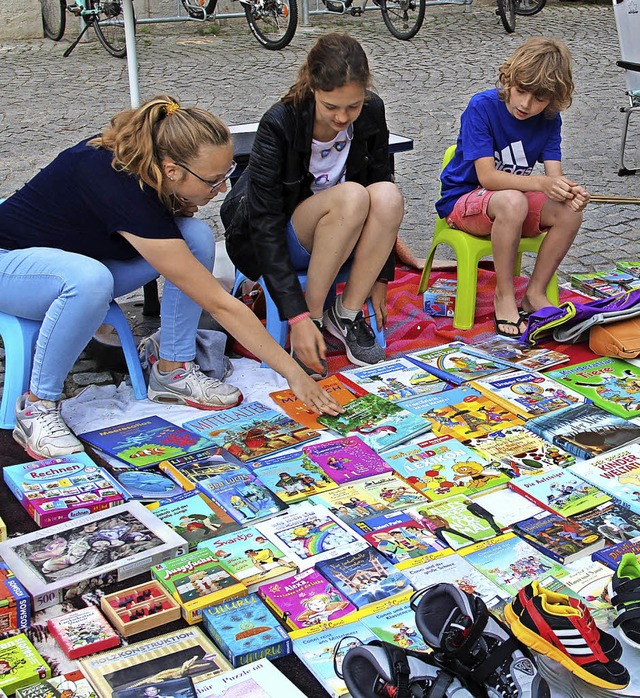 Bunt und vielfltig war das Angebot beim Schopfheimer Altstadtflohmarkt.  | Foto: Monika Weber