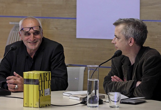 Jos F.A. Oliver bei der Prsentation ..., rechts  sein  Lektor Tim Trzaskaliks  | Foto: PRIVAT