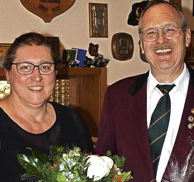 Silke Herzog brachte Oberschtzenmeister Rudolf Gdemann Geschenke.    | Foto: Paul Schleer
