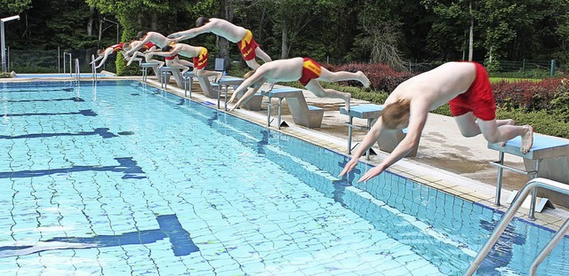 Hinein in das gut temperierte Nass und... Blasien beim Anschwimmen am Freitag.   | Foto: Cornelia Liebwein