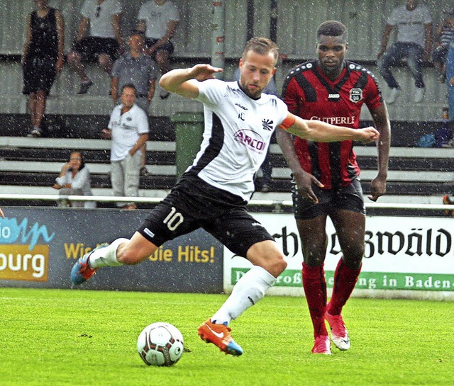 Mann des Spiels: Benedikt Haibt (links...1 des FC 08 Villingen gegen Weinheim.   | Foto: Rein