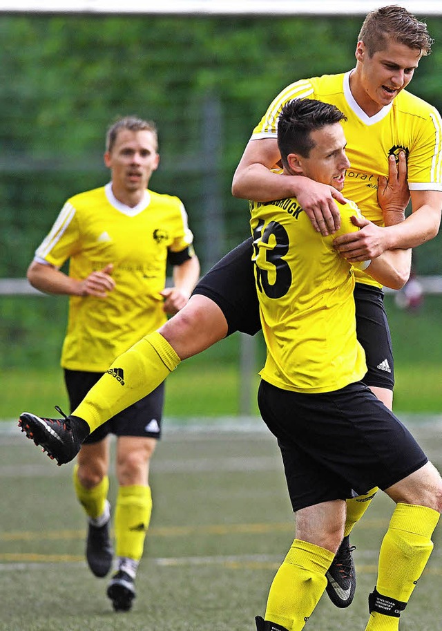 Die Hlzlebrucker Spieler freuen sich,...s 1:0 fr die Gelb-Schwarzen erzielt.   | Foto: Wolfgang Scheu