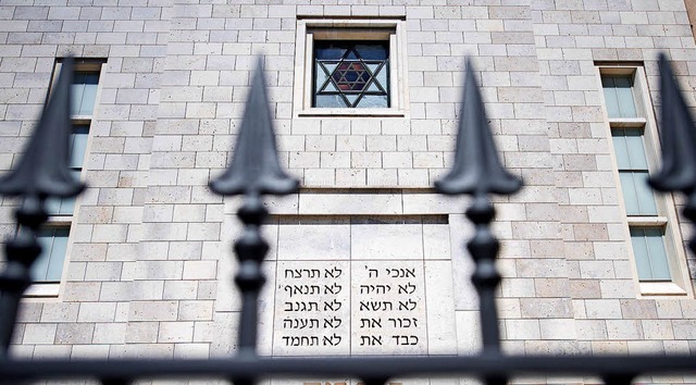 Geschtzt durch einen Zaun ist Stuttgarts Synagoge.  | Foto: dpa