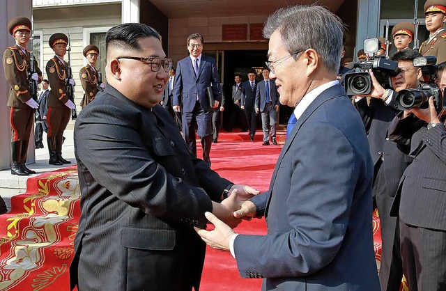Kim Jong-un (links) und Moon Jae-in  bei ihrem berraschenden Treffen am Samstag  | Foto: AFP