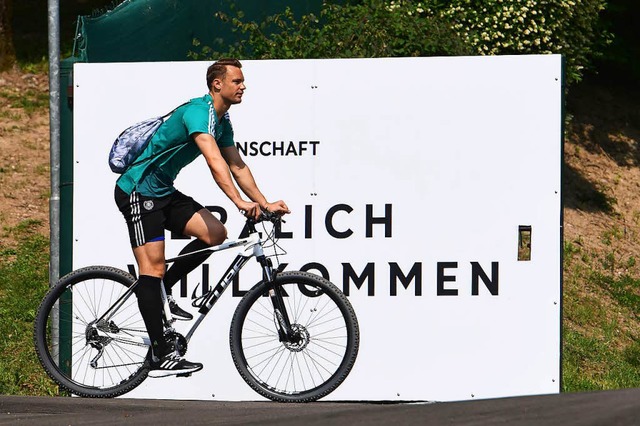 Manuel Neuer auf dem Fahrrad.  | Foto: AFP