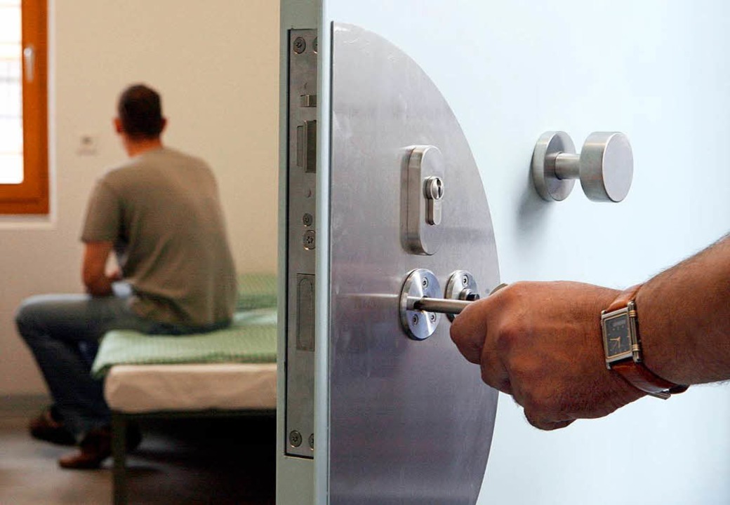 Ein Heranwachsender hinter Gittern. &#...rttembergs Justizminister Guido  Wolf.  | Foto: dpa