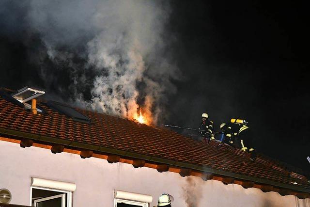 Dachstuhl eines Einfamilienhauses in Flammen