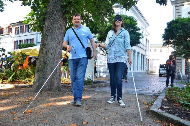 Der Behindertenbeirat sensibilisiert b... mit Dunkelbrille zum Aktionstag 2015.  | Foto: Barbara Ruda