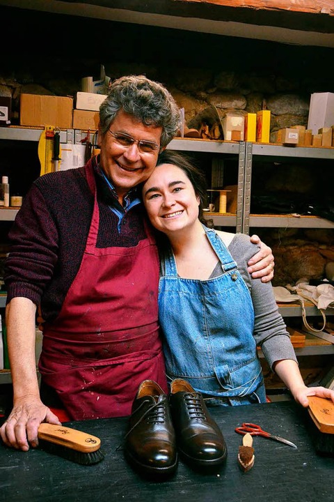 Freut sich, dass seine Lederwerkstatt ...ifele mit Nachfolgerin Rebecca Posselt  | Foto: Gabriele Hennicke