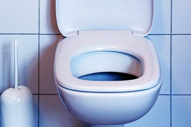 Vermieter greift Mieter im Streit um eine kaputte Toilette mit Axt an