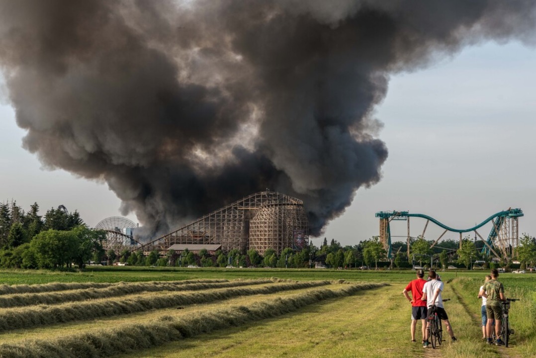 Die Rauchsule war weit sichtbar  | Foto: Bernhard Rein