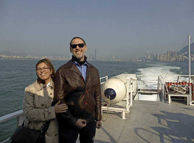 Natalie Wiesner und ihr Ehemann Eike Christian auf einer Fhre vor Hongkong   | Foto: Privat