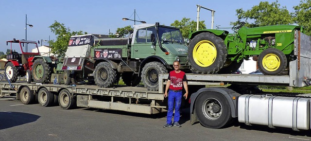 Die Traktorentour zur Jumelagefeier na...#8222;Oldies&#8220; dann auf dem Lkw.   | Foto: Ortlieb