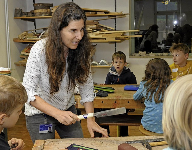 Stefanie Huber, Mitarbeiterin der kauf...rt die Werkzeuge zur Holzbearbeitung.   | Foto: Hekatron