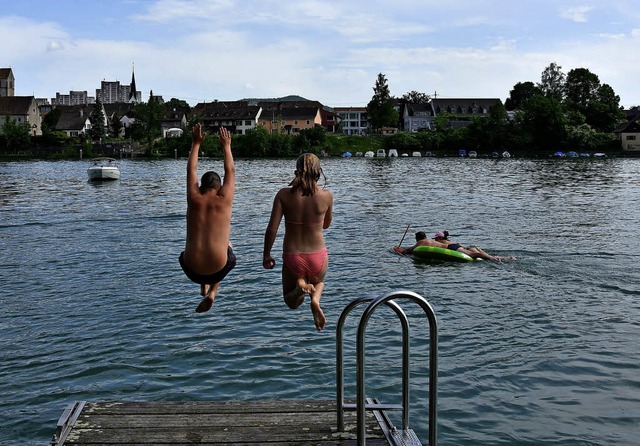 Ein Sprung ins khle Rheinwasser ist b...erzeitigen Temperaturen sehr beliebt.   | Foto: Heinz Vollmar
