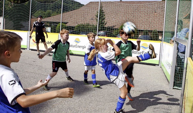 Beim Straenfuballturnier Schweighausen gegen Seelbach ging es  zur Sache.   | Foto: Heidi Fssel