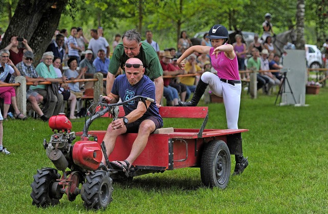 Pech fr das Duo Landwirt-Reiterin: Ge...rderitt auf den Sitzkarren aufsprang.   | Foto: Bettina Schaller