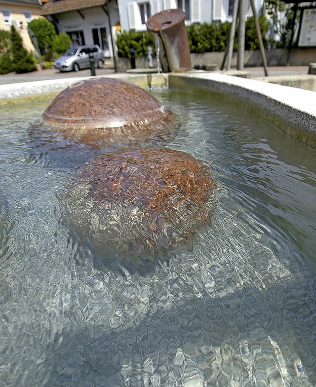 Ein Bild aus besseren Zeiten: Der Brunnen am Dreiangel ist momentan trocken.    | Foto: Michael Bamberger