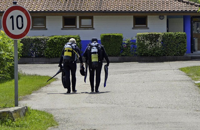 Schwer bepackt: zwei Urlauberinnen nac... Tauchgang  im Schutterner Baggersee.   | Foto: Felix Lieschke