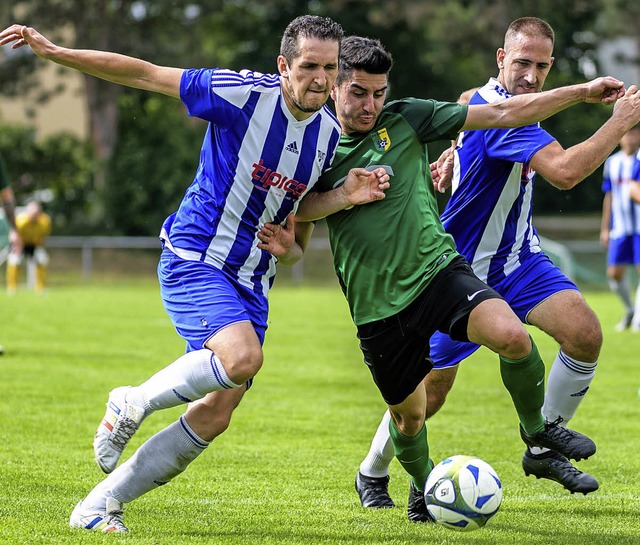 Seite an Seite in die Bezirksliga? Tun...chts) im Duell mit Martin Bratz (TuS)   | Foto: Gerd Grndl