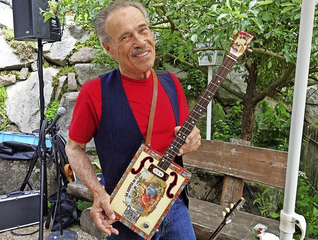 Morgan Davis mit seiner Cigarbox-Gitar...;, wo er am Sonntagvormittag auftrat.   | Foto: Gudrun Gehr