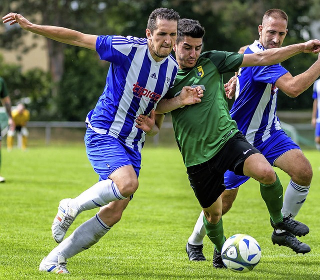 Seite an Seite in die Bezirksliga? Tun...chts) im Duell mit Martin Bratz (TuS)   | Foto: Gerd Grndl