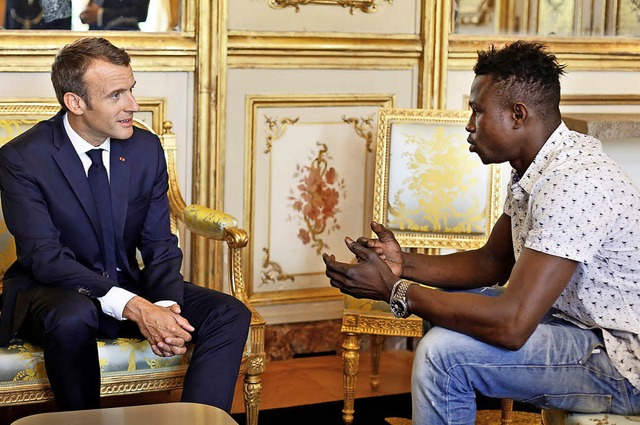 Frankreichs Prsident Emmanuel Macron ...ch bei Lebensretter Mamoudou Gassama.   | Foto: AFP