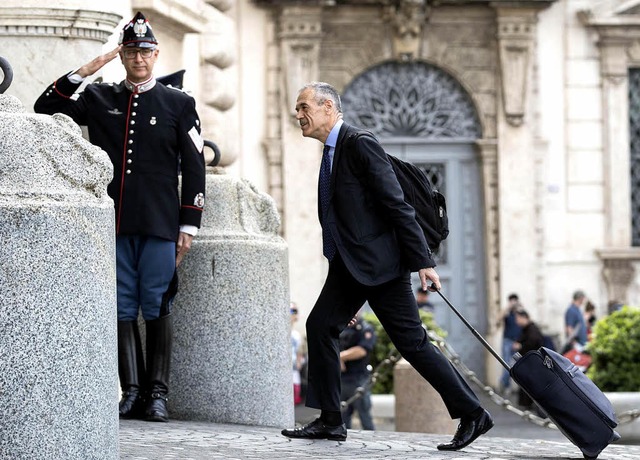 Carlo Cottarelli auf dem Weg in den Qu...tssitz des italienischen Prsidenten    | Foto: dpa