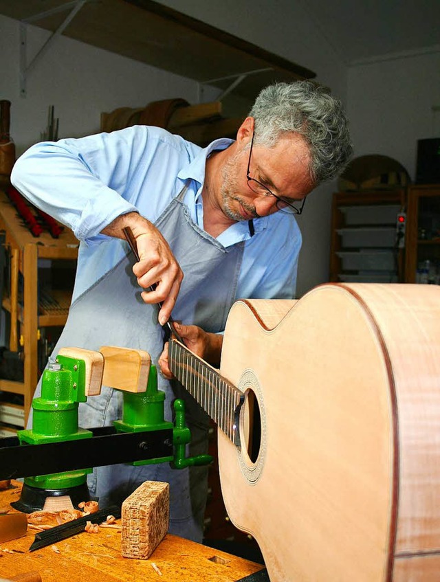 Gitarrenbauer Sebastian Stenzel bei de...be den schnsten Beruf der Welt&#8220;  | Foto: Anja Kunz