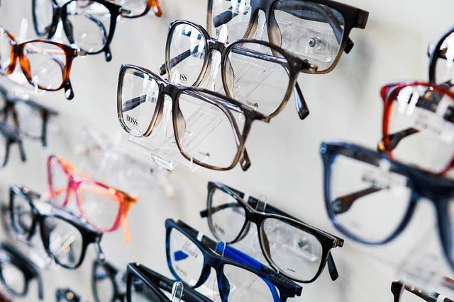 Die Brillen werden in der Schweiz designt.  | Foto: dpa