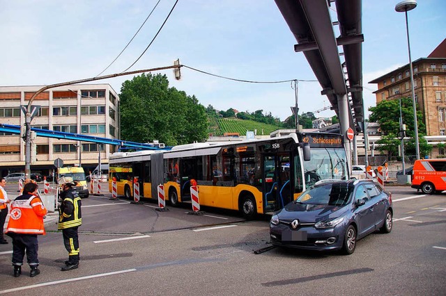 Ein Linienbus ist im Stuttgarter Stadtzentrum mit einem Auto zusammengestoen.  | Foto: dpa