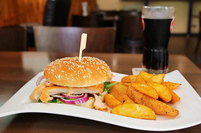 Der Lachs-Burger mit ganzem Lachs-Filet.  | Foto: Sdric Curic